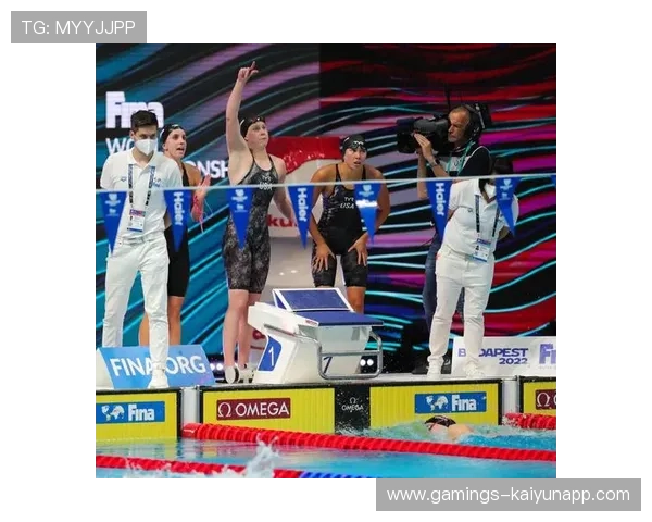 游泳：美国队4×100接力重夺世界冠军