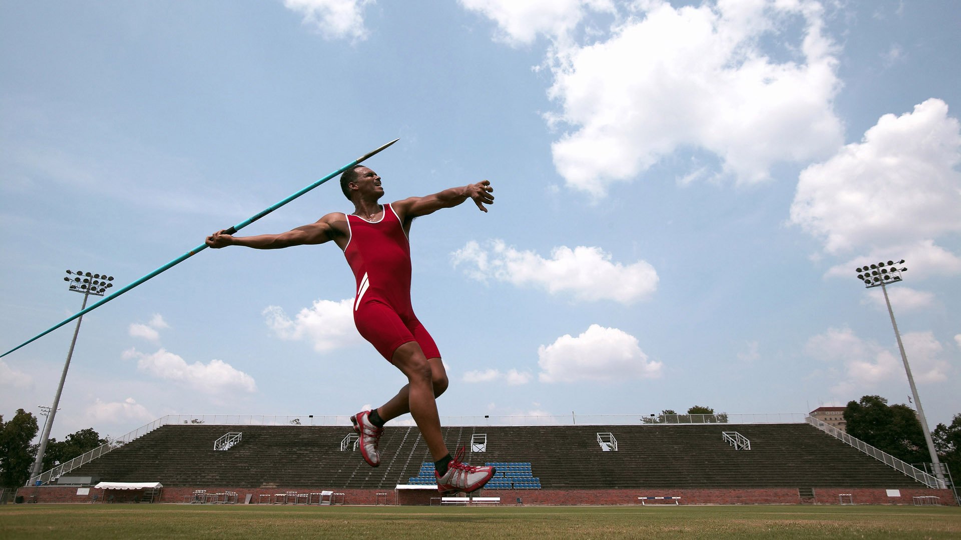 滑板运动吸引年轻群体，滑板的招